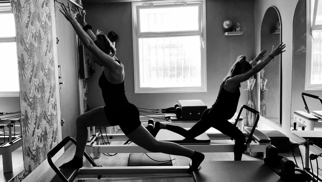 Deux pratiquantes en séance de Pilates Reformer à Grenoble