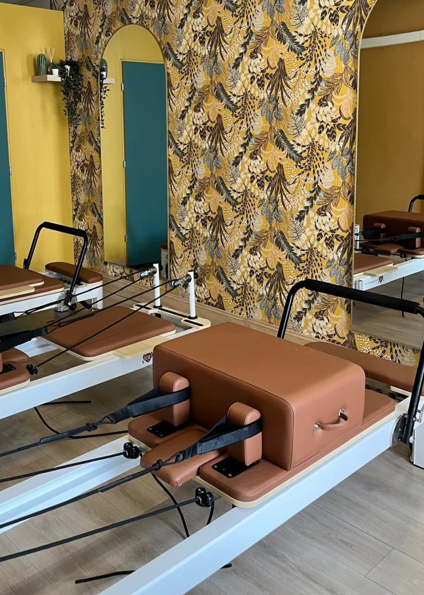 Appareils de Pilates Reformer dans la salle du Club Europole à Grenoble.
