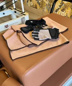 Serviette et gants de Pilates posés sur un appareil Reformer au Club Europole à Grenoble.